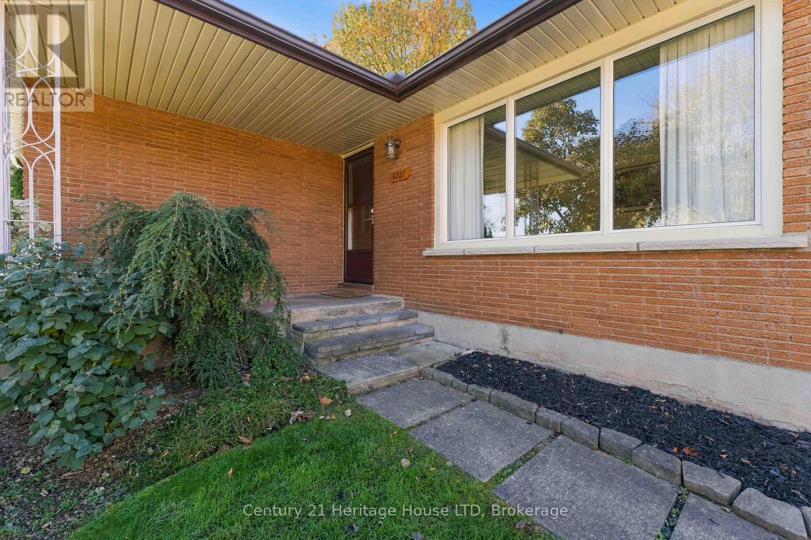 4227 Pettit Avenue, Niagara Falls, Ontario  L2E 6K6 - Photo 3 - X14106188
