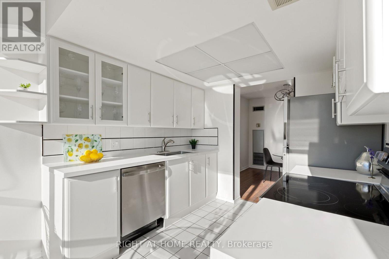 1208 - 1101 Steeles Avenue W, Toronto (Westminster-Branson), Ontario  M2R 3W5 - Photo 11 - C14106086