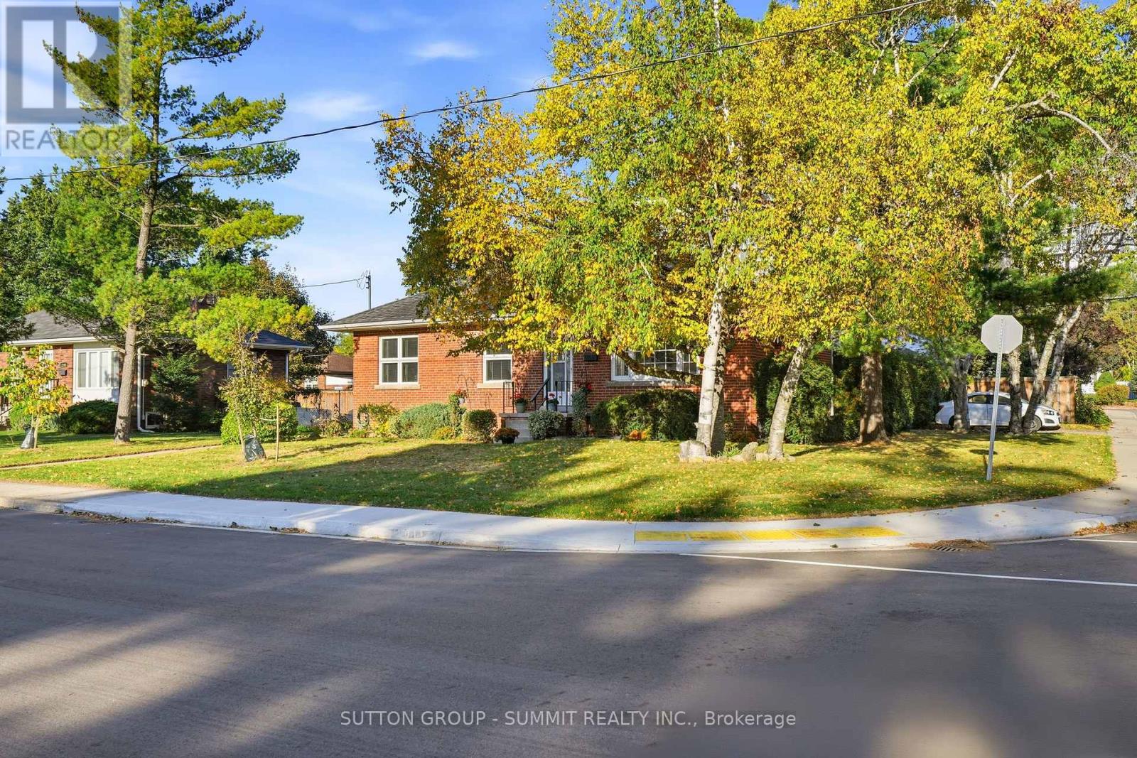 2117 Maplewood Drive, Burlington, Ontario  L7R 2C6 - Photo 2 - W14106070