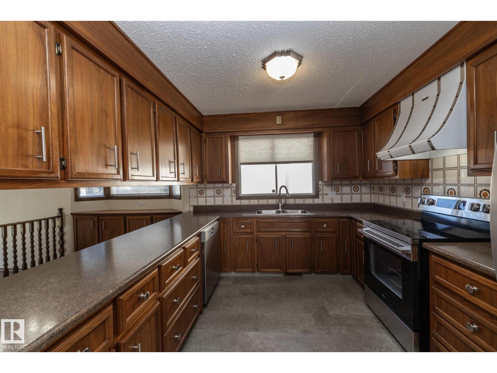 18412 82 AV NW
