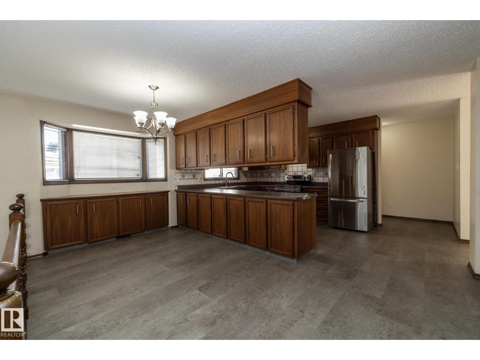18412 82 AV NW