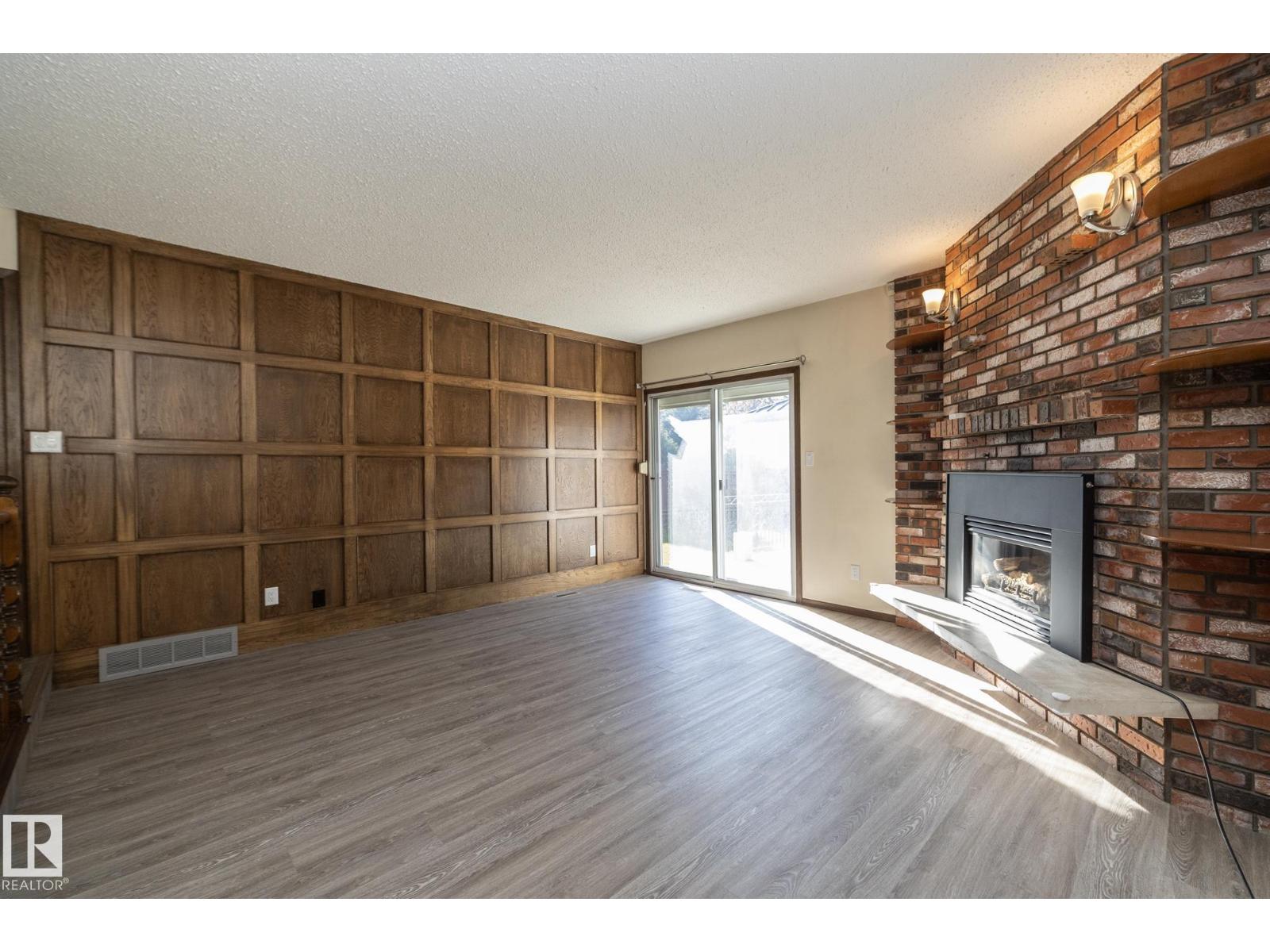 18412 82 AV NW