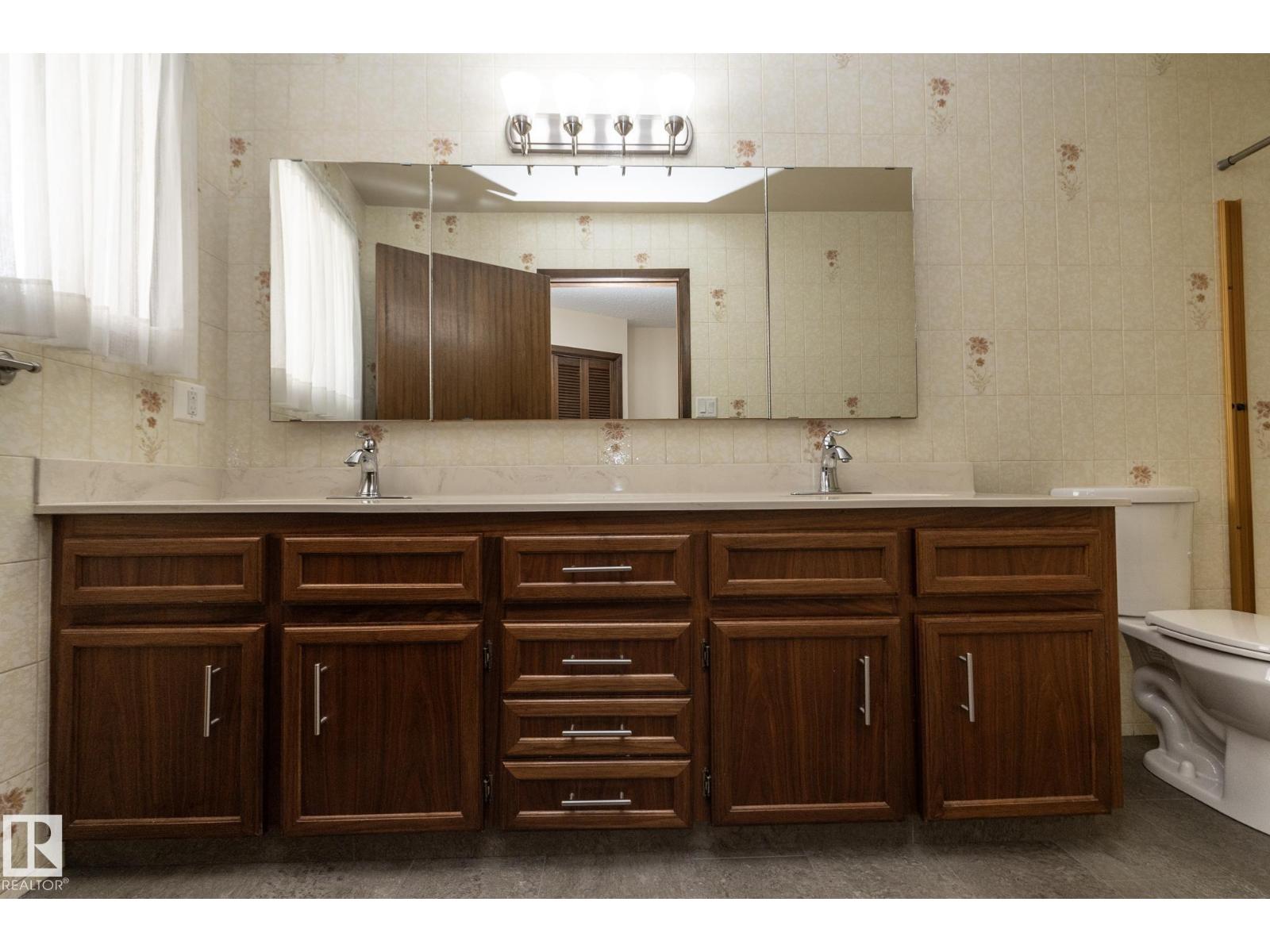 18412 82 AV NW