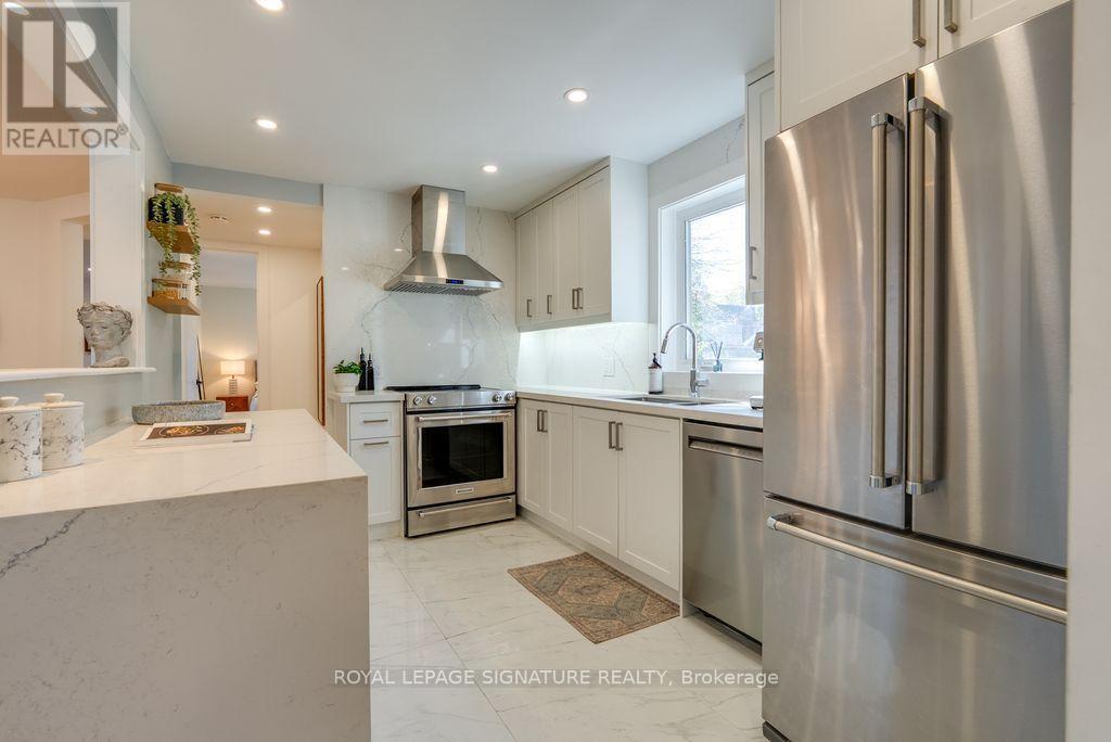 31 Davies Crescent, Toronto, Ontario  M4J 2X7 - Photo 2 - E14099680