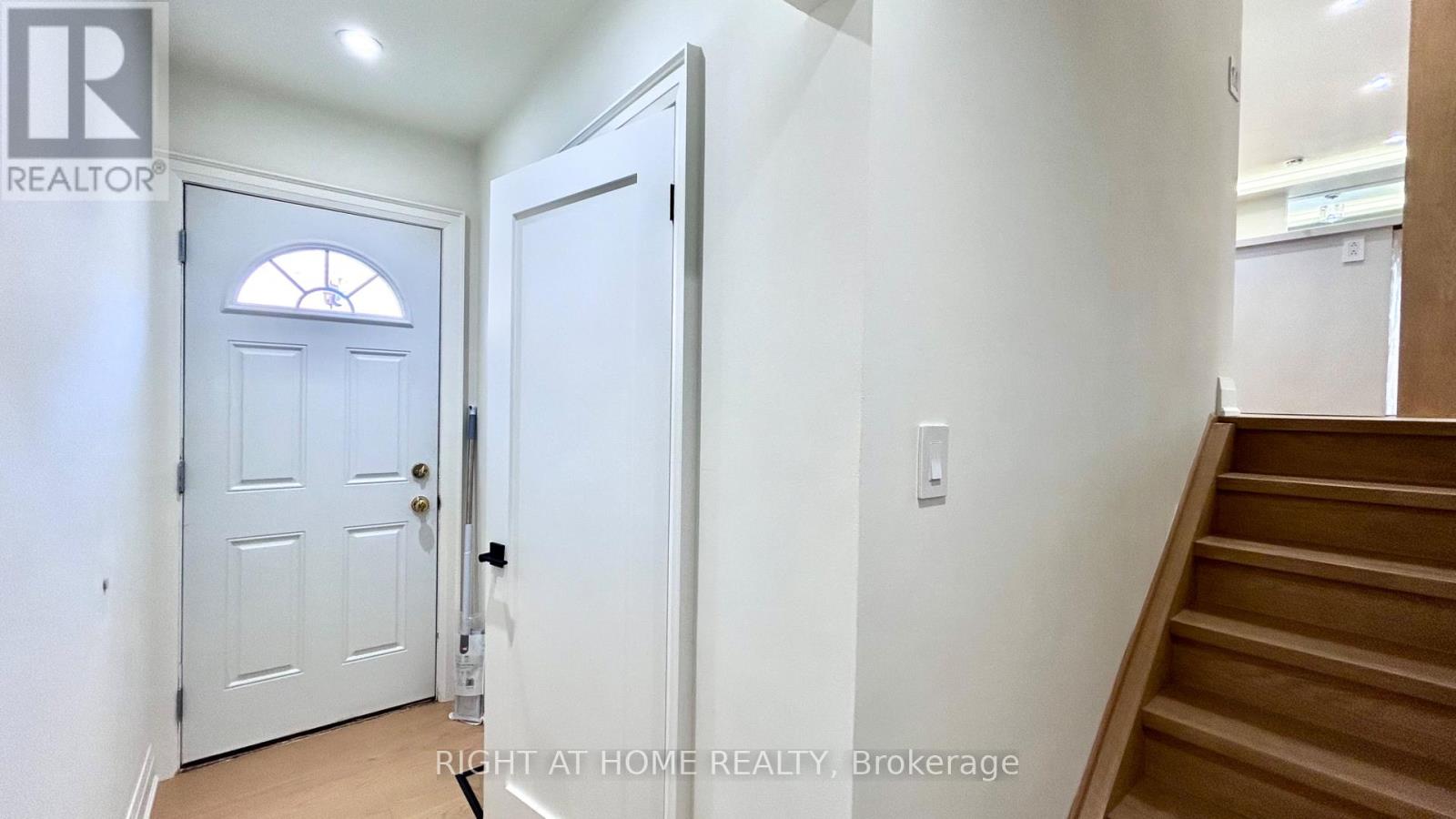 575 Eversley Drive, Mississauga, Ontario  L5A 2E1 - Photo 4 - W14091964
