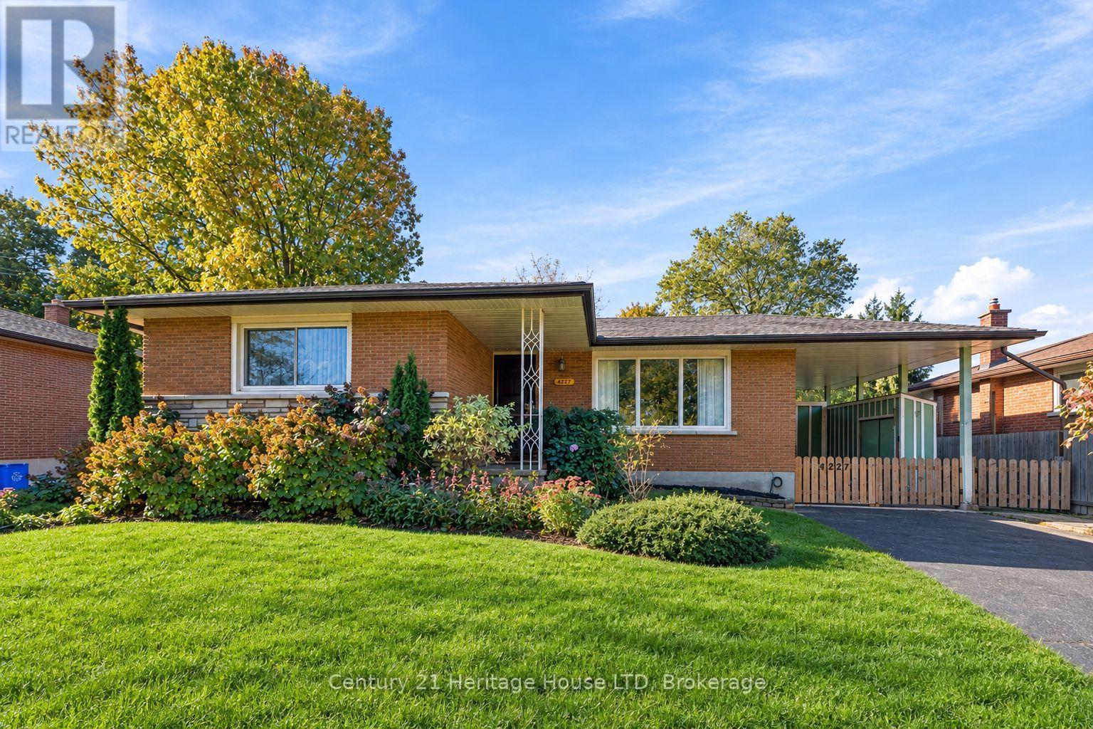 4227 Pettit Avenue, Niagara Falls, Ontario  L2E 6K6 - Photo 1 - X14106188