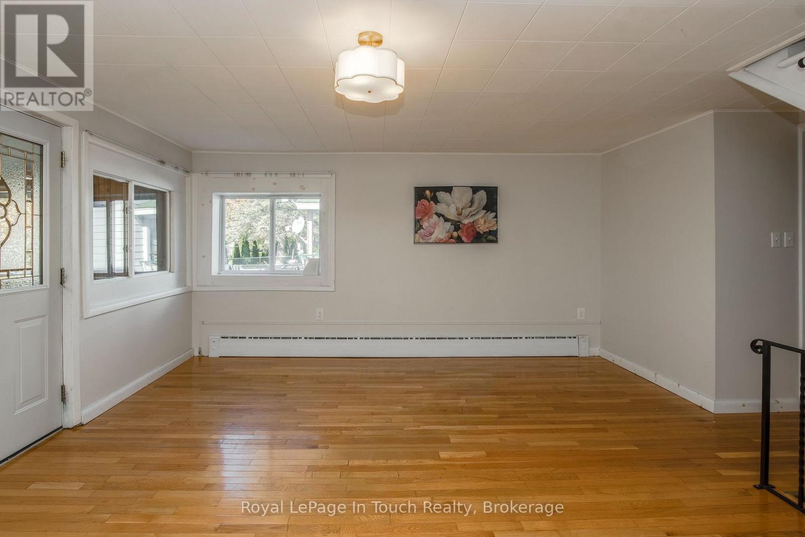 32 Maria Street, Penetanguishene, Ontario  L9M 1L7 - Photo 8 - S14106278