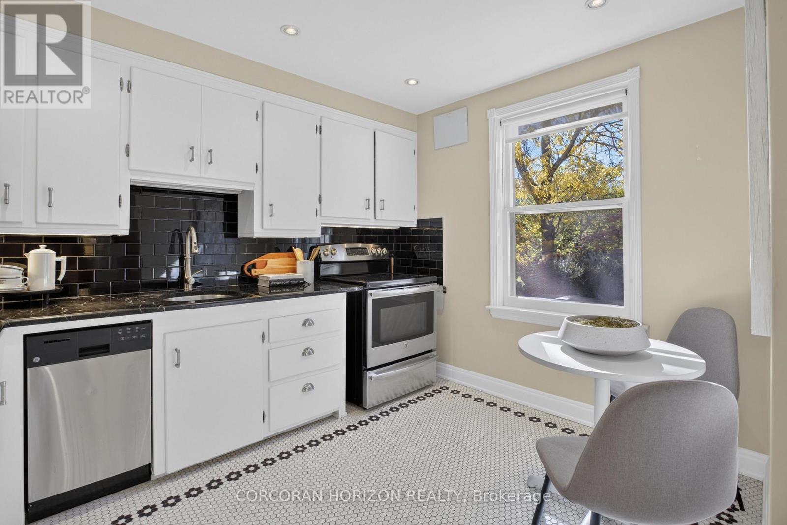27 Armour Boulevard, Toronto (Bedford Park-Nortown), Ontario  M5M 3B9 - Photo 16 - C14106548
