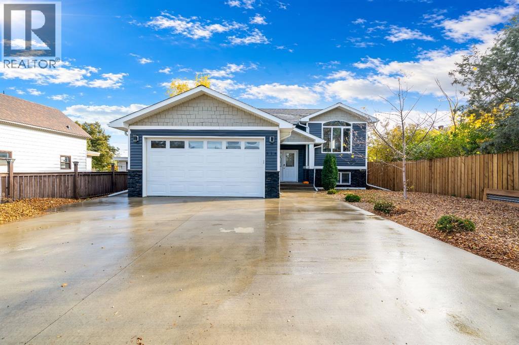 316 3 Street W