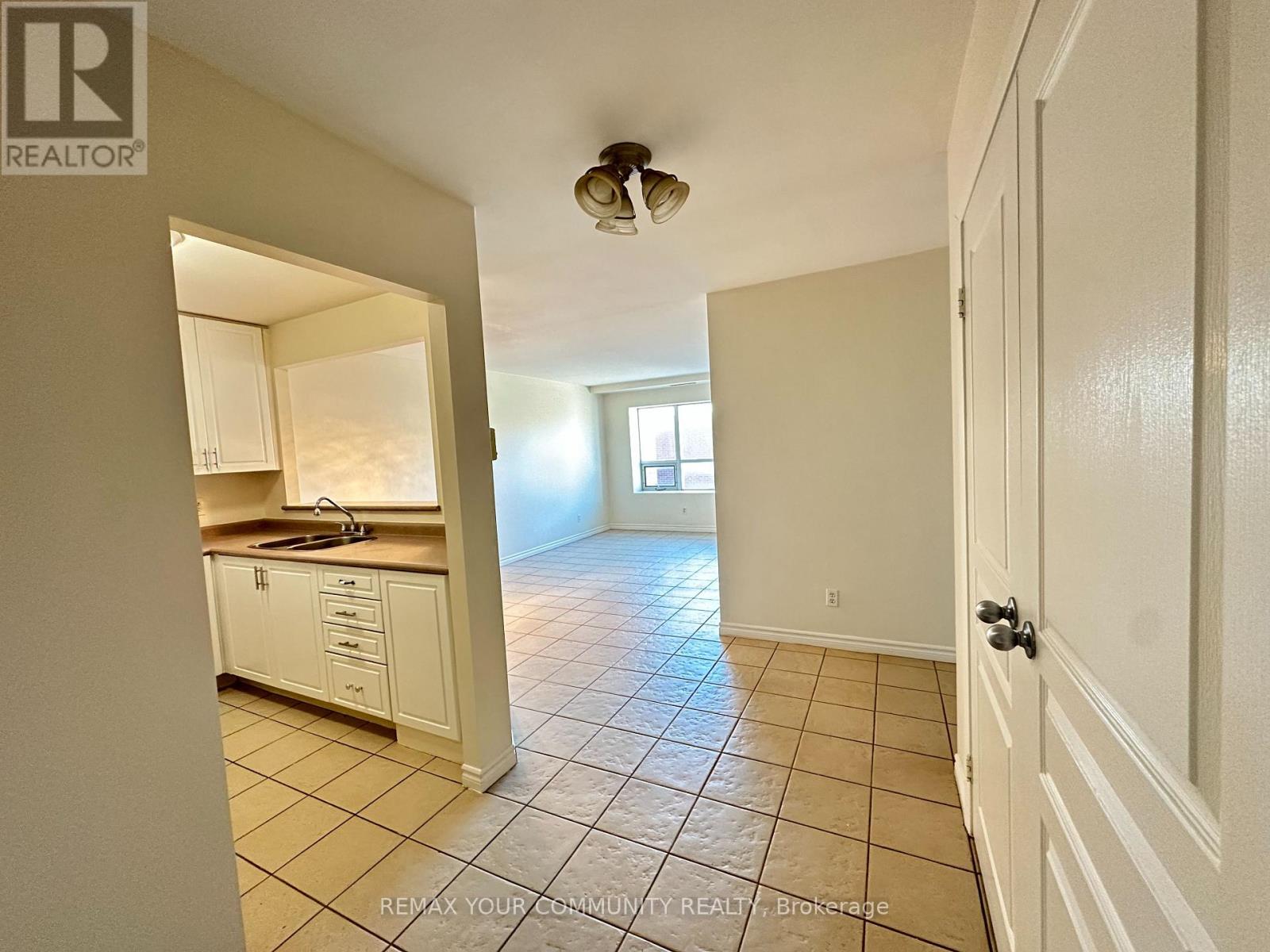 305 - 15207 Yonge Street, Aurora (Aurora Village), Ontario  L4G 1L8 - Photo 3 - N14106750