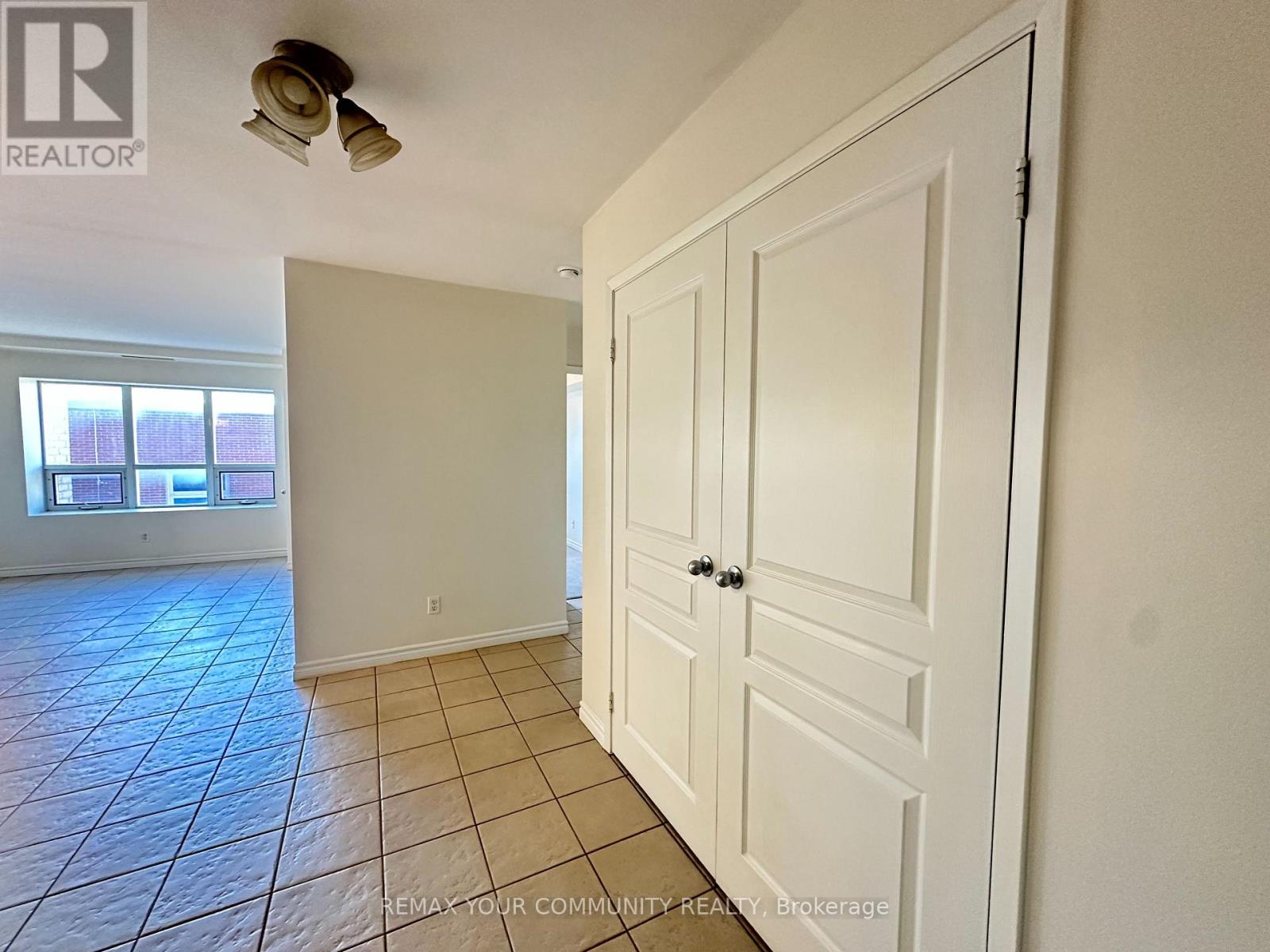 305 - 15207 Yonge Street, Aurora (Aurora Village), Ontario  L4G 1L8 - Photo 4 - N14106750