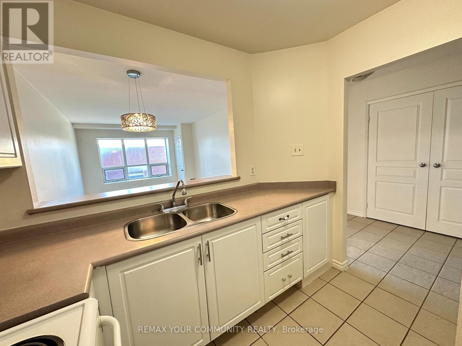 305 - 15207 Yonge Street, Aurora (Aurora Village), Ontario  L4G 1L8 - Photo 8 - N14106750