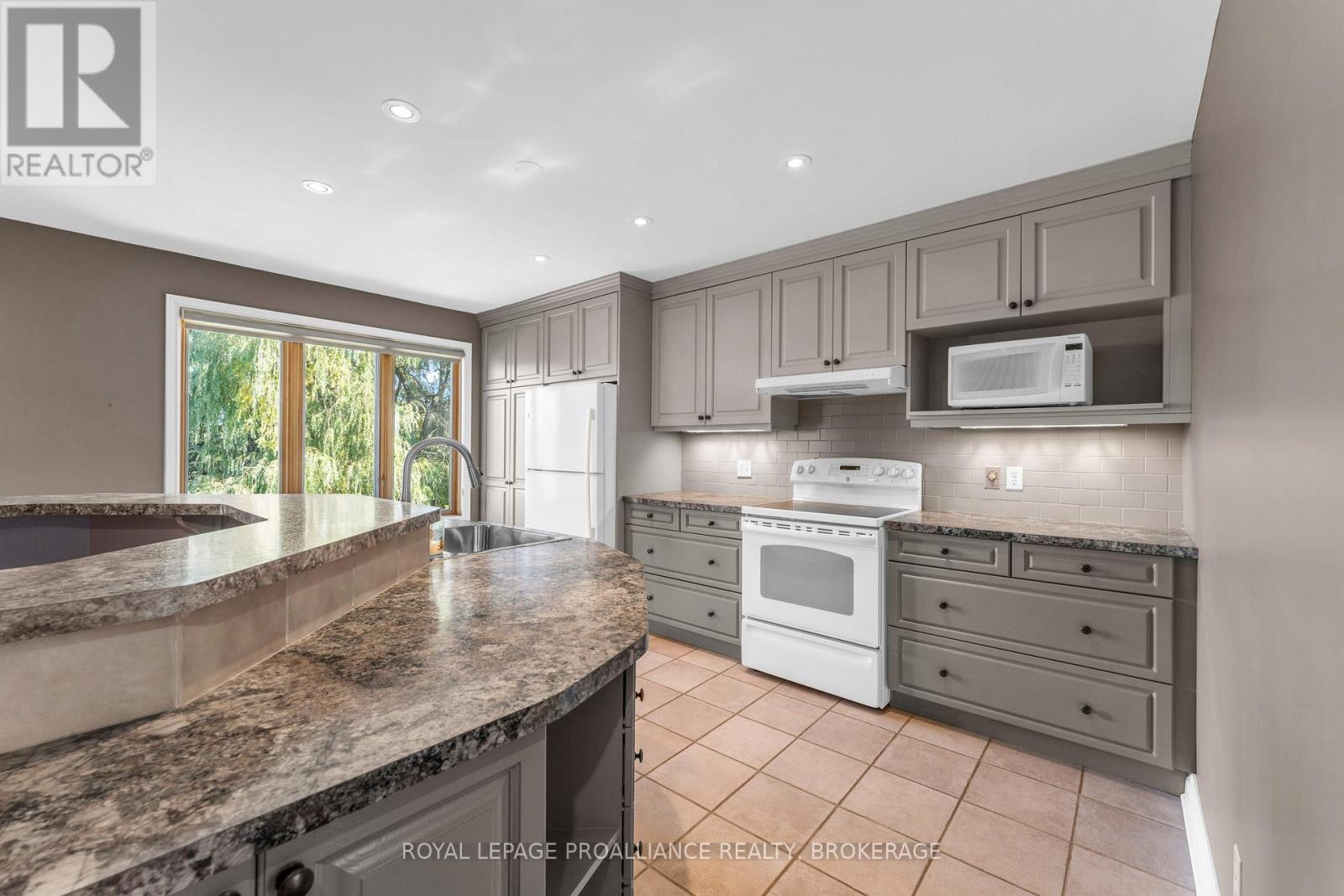 702 Parkside Crescent, Kingston (East Gardiners Rd), Ontario  K7M 8A7 - Photo 14 - X14106834