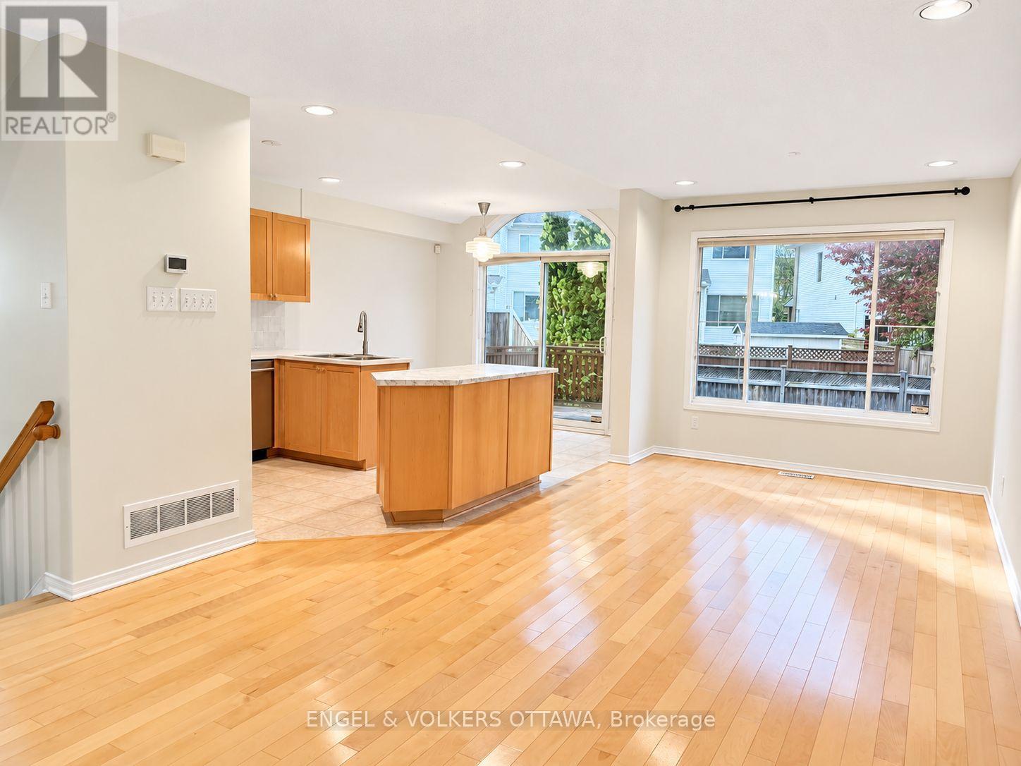 124 Landover Crescent, Ottawa, Ontario K2M 2W2 - Photo 2 - X14106842
