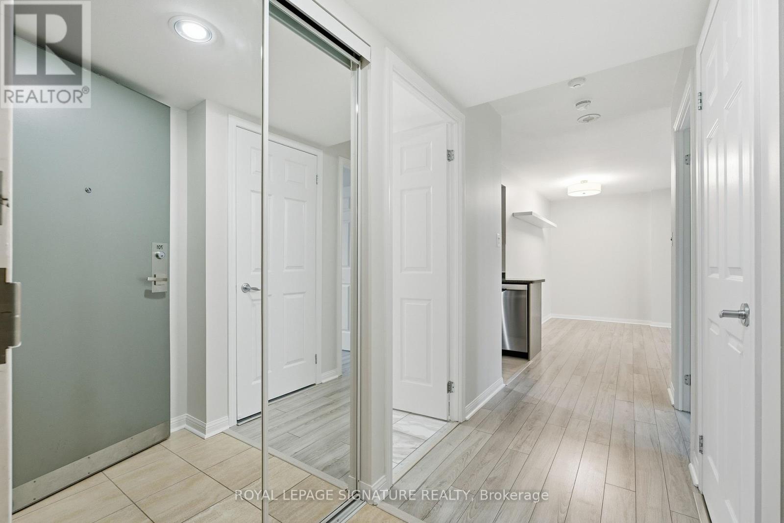 701 - 228 Queens Quay W, Toronto (Waterfront Communities), Ontario  M5J 2X1 - Photo 5 - C14107014