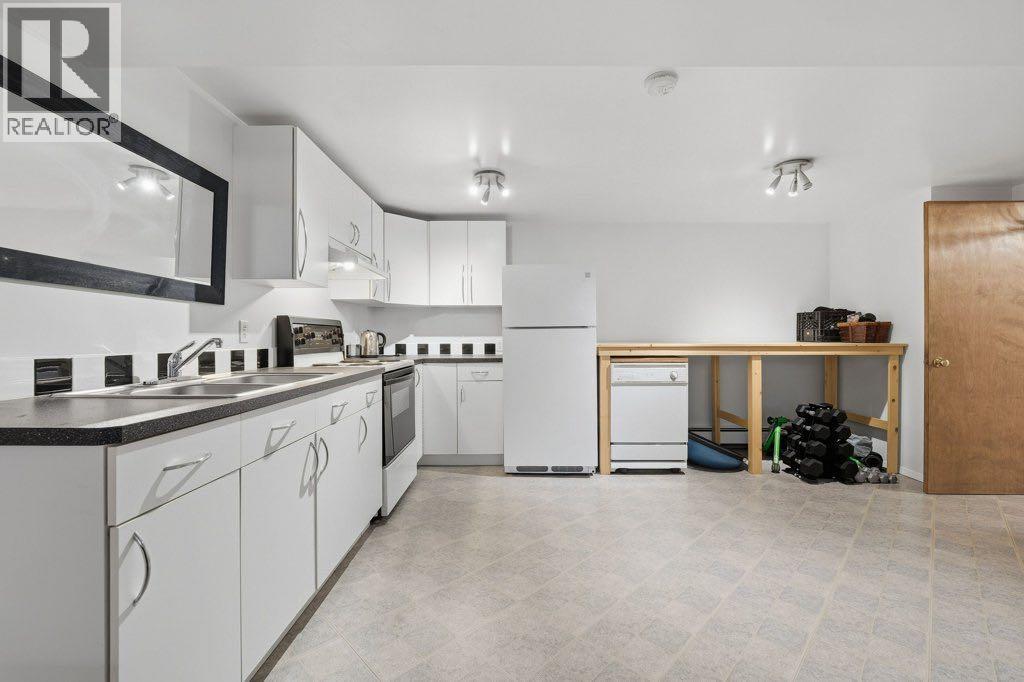3239 Kenmare Crescent SW, Calgary, Alberta  T3E 4R4 - Photo 28 - A2354045