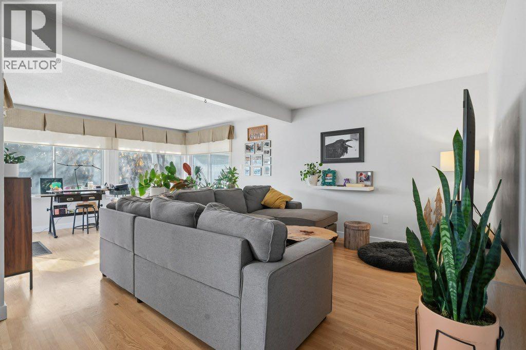 3239 Kenmare Crescent SW, Calgary, Alberta  T3E 4R4 - Photo 4 - A2354045