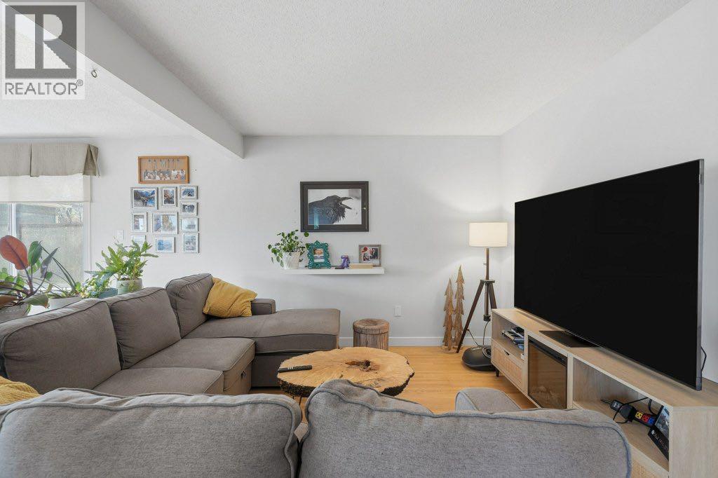 3239 Kenmare Crescent SW, Calgary, Alberta  T3E 4R4 - Photo 6 - A2354045