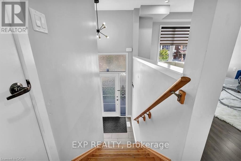 94 Crafter Crescent, Hamilton (Stoney Creek Mountain), Ontario  L8J 2V5 - Photo 2 - X14107034