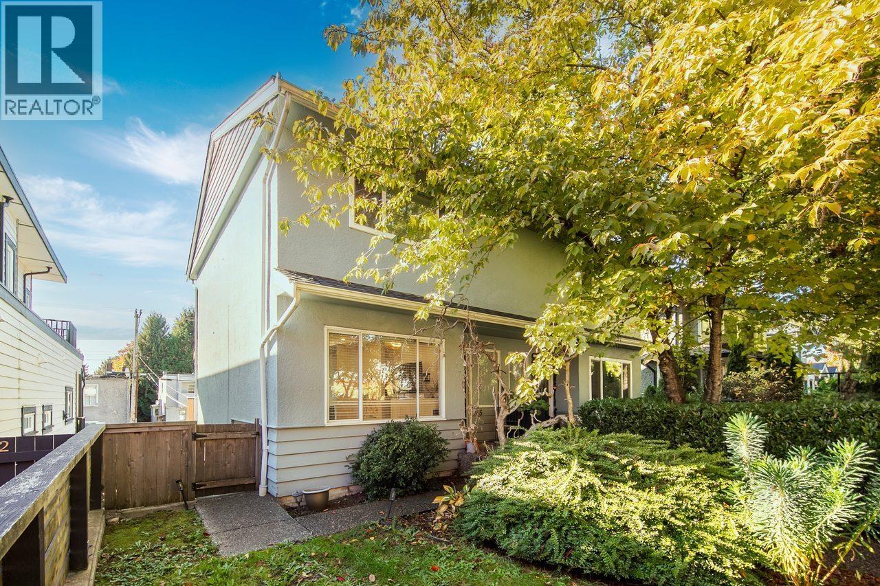 355 E 4th Street, North Vancouver, British Columbia  V7L 1J3 - Photo 2 - R3177726