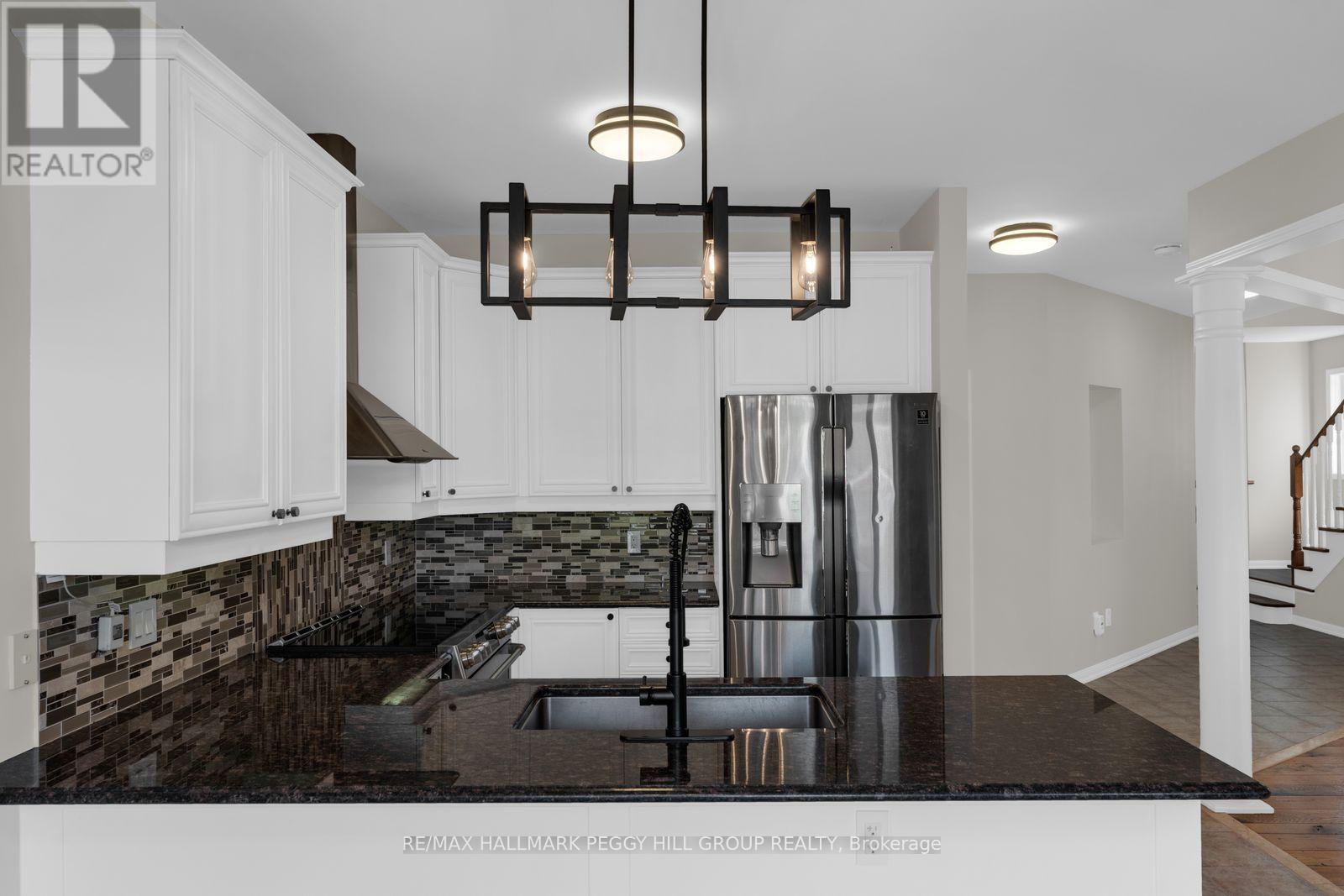 80 Monarchy Street, Barrie (Innis-Shore), Ontario  L4M 0E3 - Photo 5 - S14107246