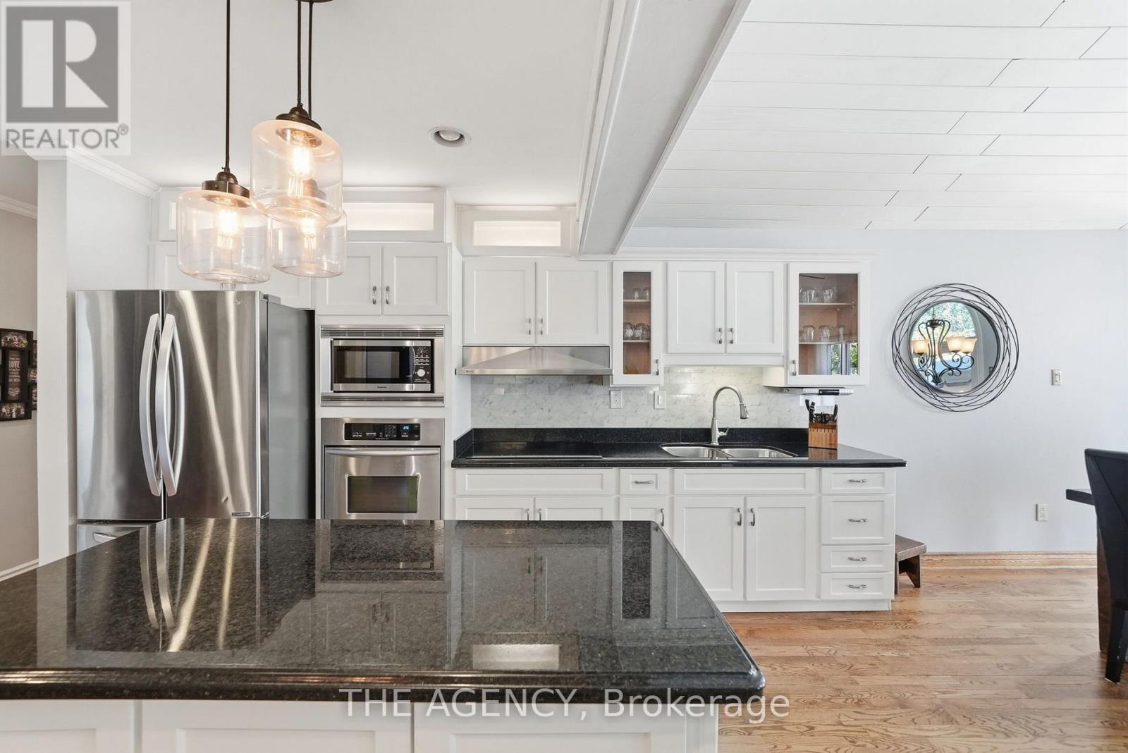 2101 Edinburgh Drive, Burlington, Ontario  L7R 2C7 - Photo 6 - W14107222