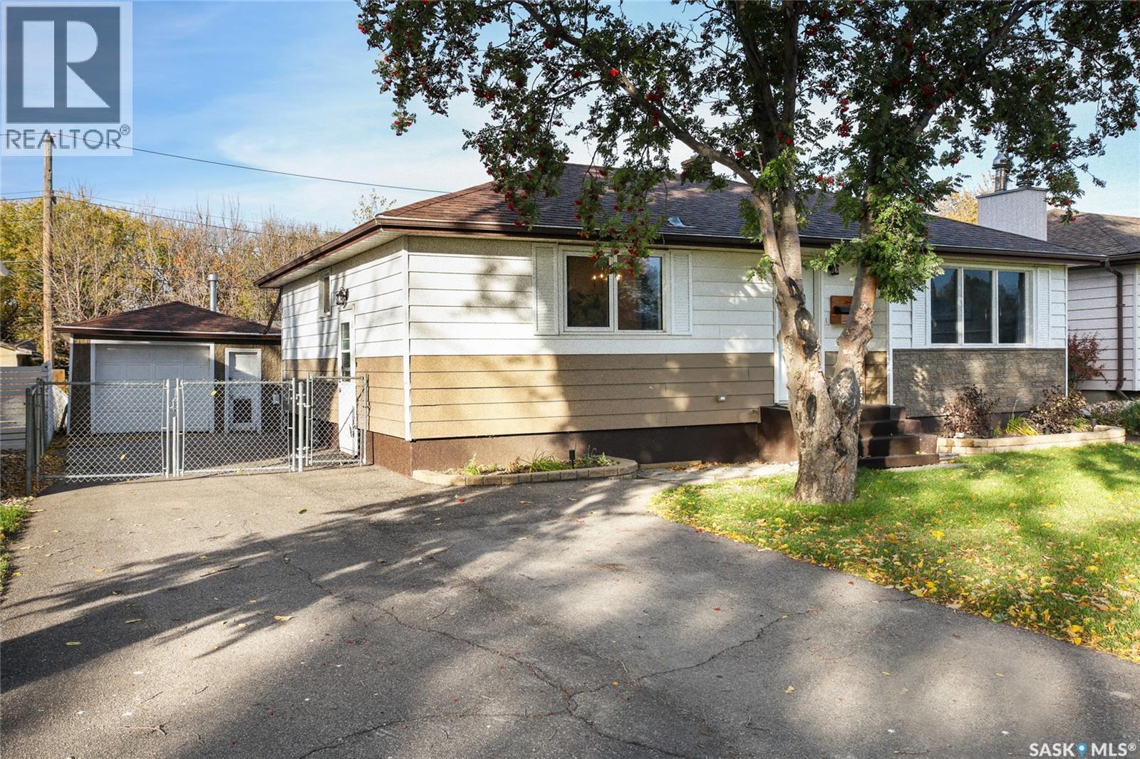 3320 Perry Avenue, Regina, Saskatchewan  S4R 3H8 - Photo 2 - SK051733