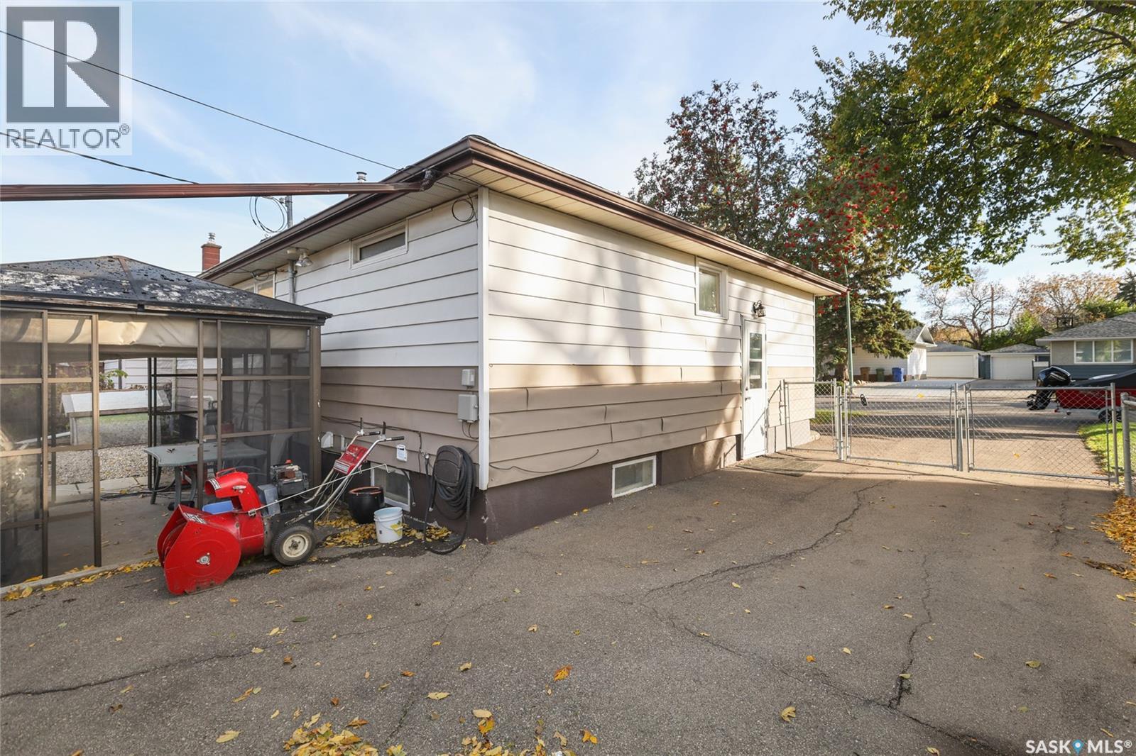 3320 Perry Avenue, Regina, Saskatchewan  S4R 3H8 - Photo 3 - SK051733