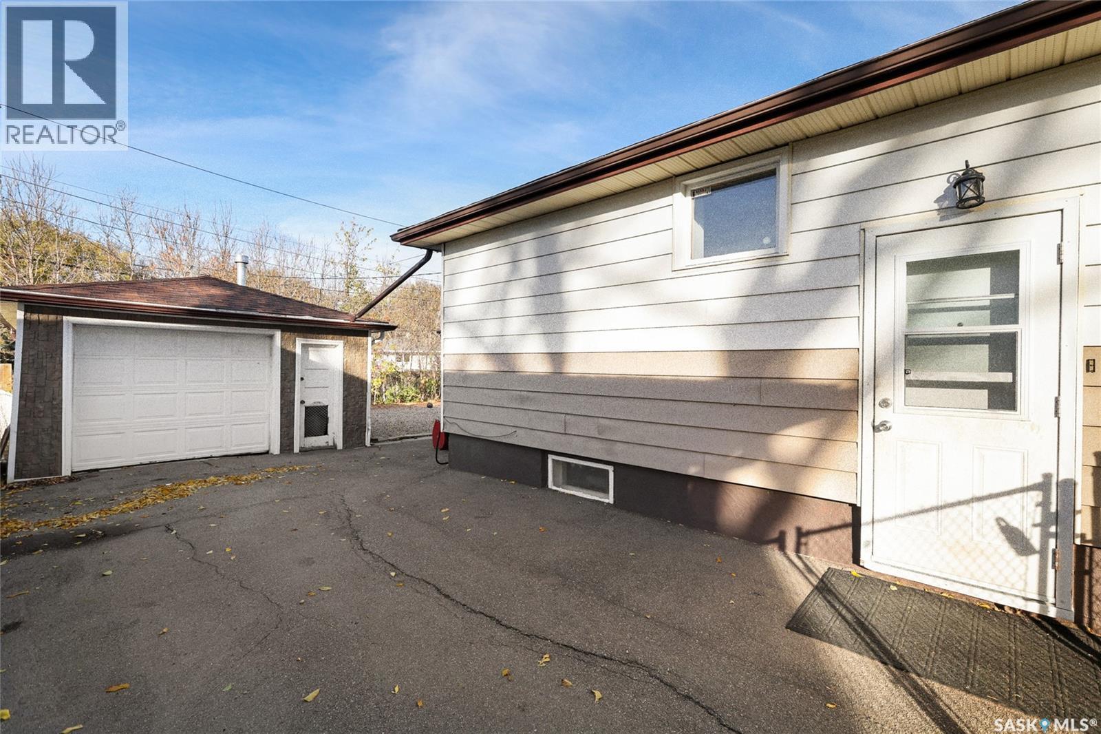 3320 Perry Avenue, Regina, Saskatchewan  S4R 3H8 - Photo 5 - SK051733