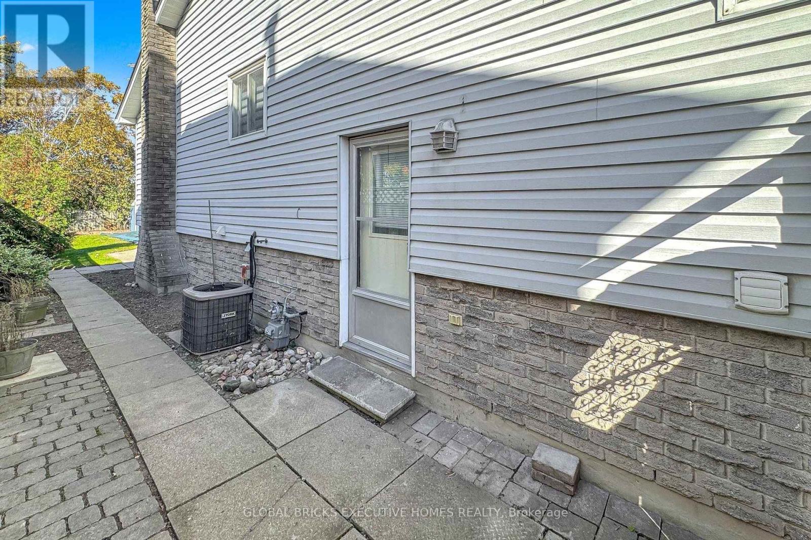 53 Goldring Drive, Whitby, Ontario  L1P 1B9 - Photo 13 - E14099942