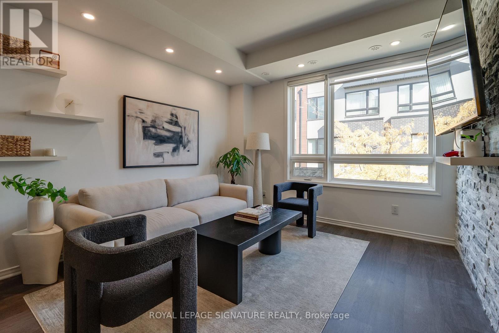 304 - 1150 Briar Hill Avenue, Toronto, Ontario  M6B 0A9 - Photo 2 - W14107672
