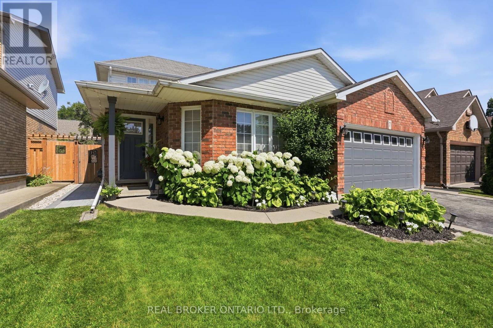 7 Rockhaven Lane, Hamilton, Ontario  L8B 0H7 - Photo 3 - X14107548