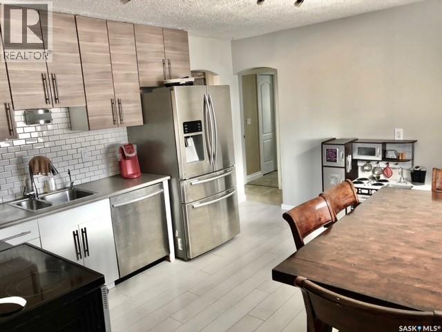 1246 8th Street, Estevan, Saskatchewan  S4A 1H3 - Photo 3 - SK051750