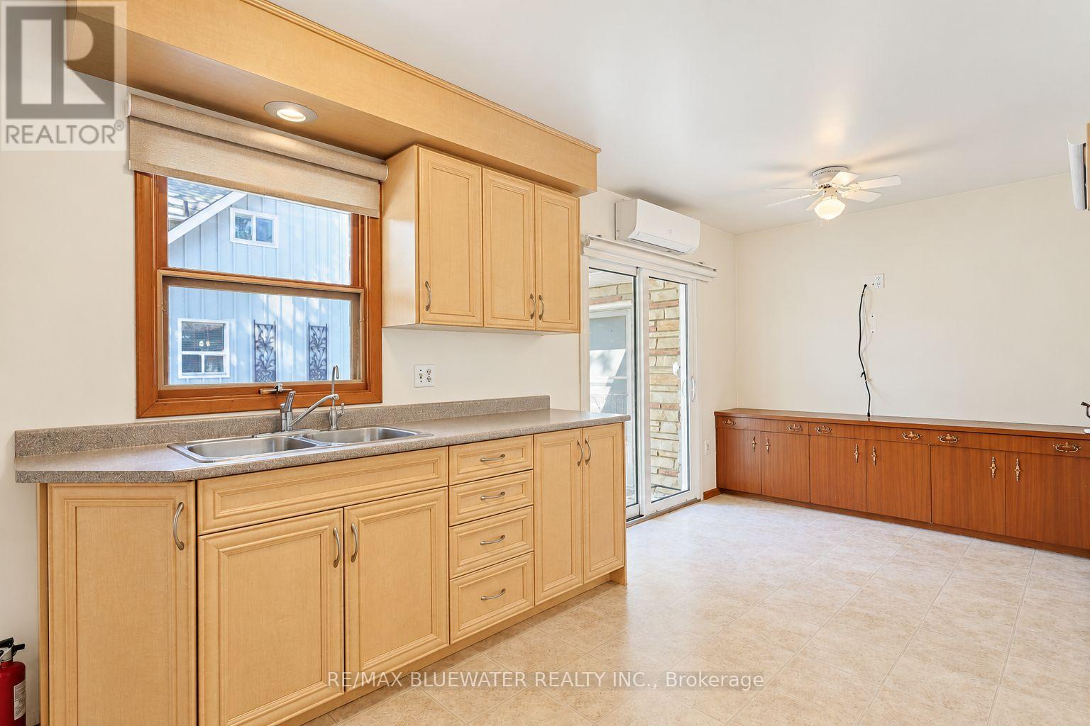 10138 Edmonds Boulevard, Lambton Shores, Ontario  N0M 1T0 - Photo 11 - X14108012
