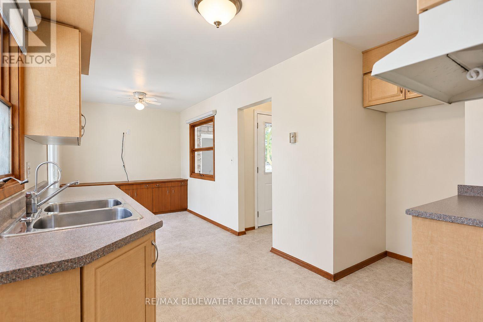 10138 Edmonds Boulevard, Lambton Shores, Ontario  N0M 1T0 - Photo 13 - X14108012