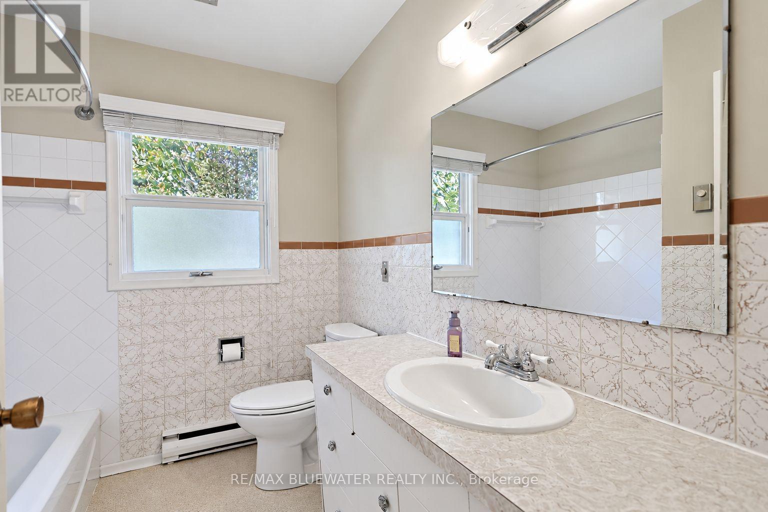 10138 Edmonds Boulevard, Lambton Shores, Ontario  N0M 1T0 - Photo 17 - X14108012