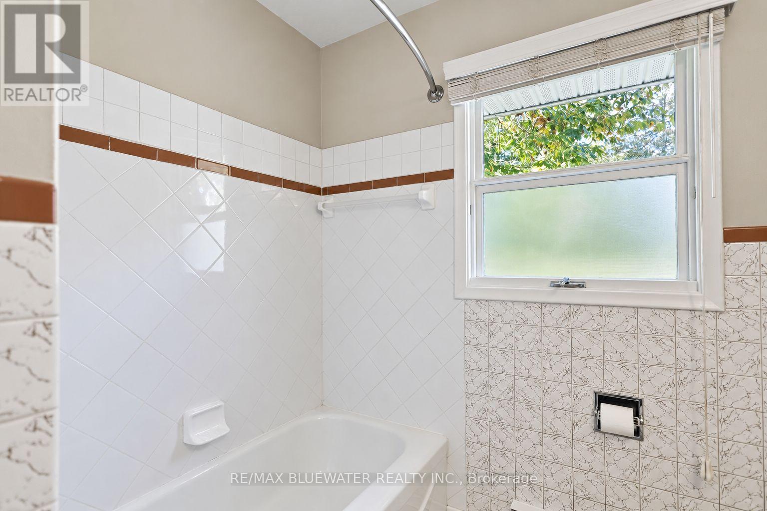 10138 Edmonds Boulevard, Lambton Shores, Ontario  N0M 1T0 - Photo 18 - X14108012