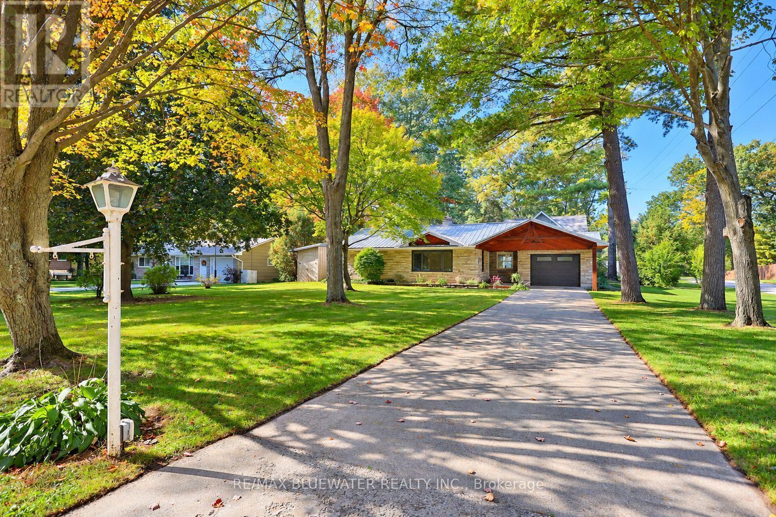 10138 Edmonds Boulevard, Lambton Shores, Ontario  N0M 1T0 - Photo 6 - X14108012