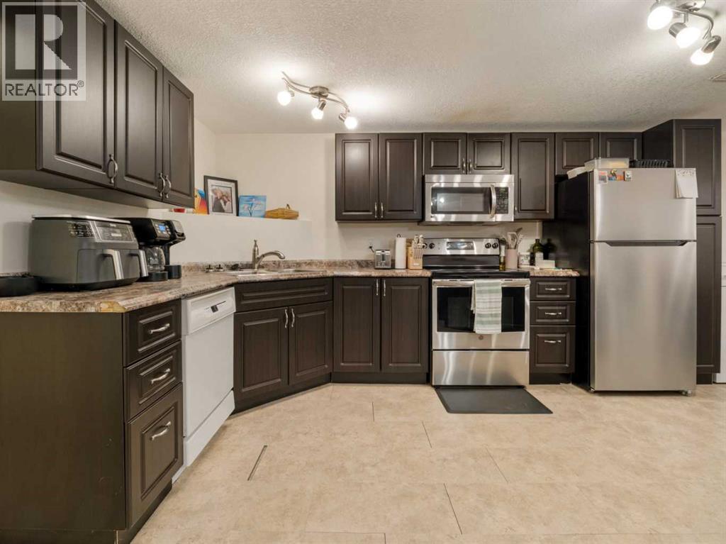 6 Cayuga Crescent W