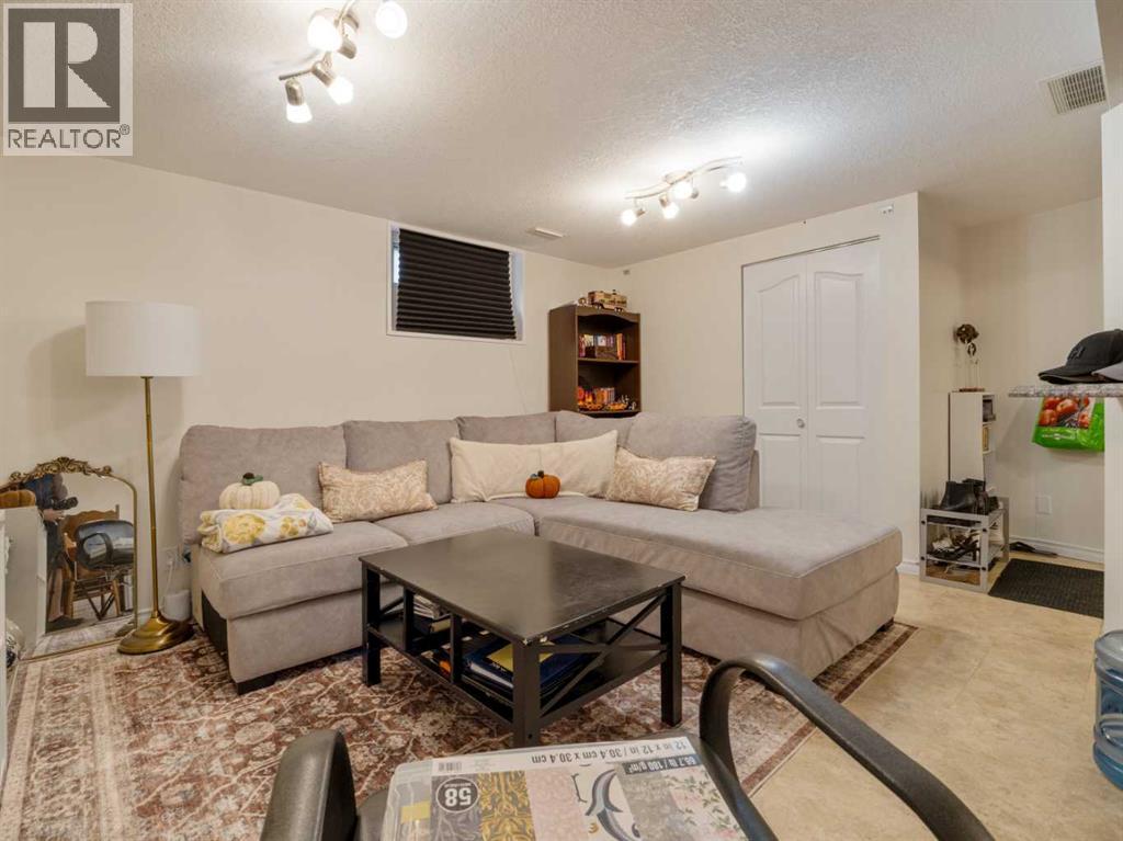 6 Cayuga Crescent W
