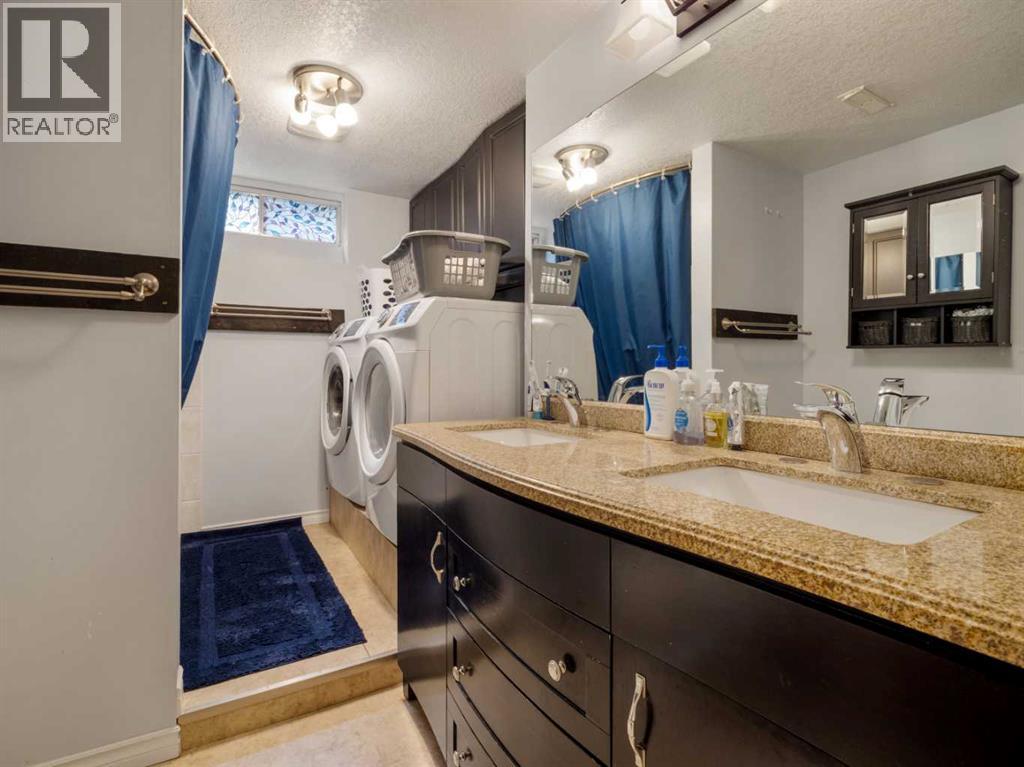 6 Cayuga Crescent W