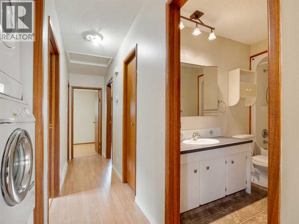 6 Cayuga Crescent W