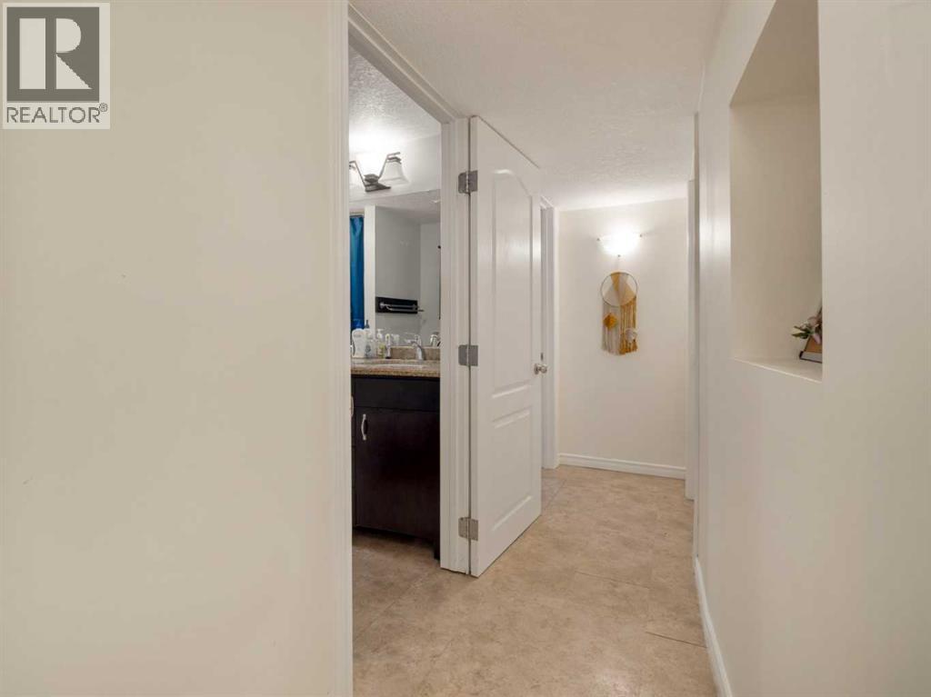 6 Cayuga Crescent W