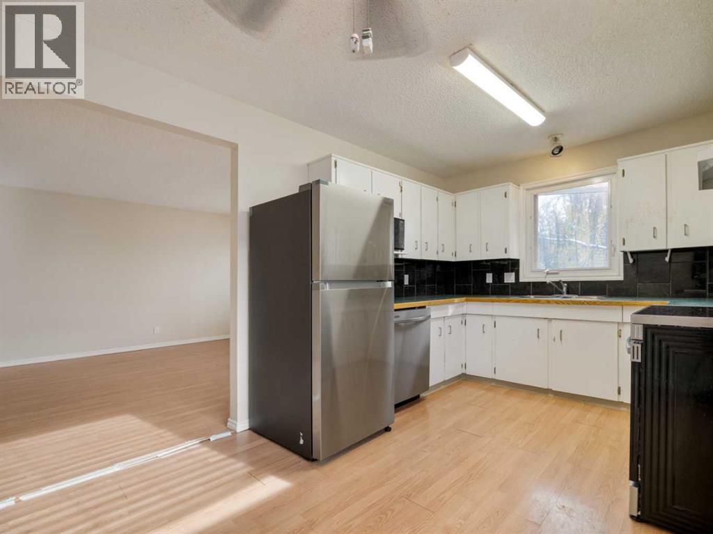 6 Cayuga Crescent W