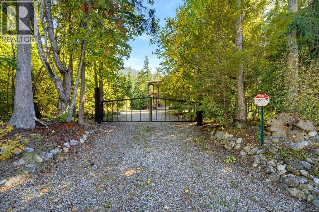 686 Swanbeach Road, Swansea Point, British Columbia  V0E 2K2 - Photo 7 - 10402430