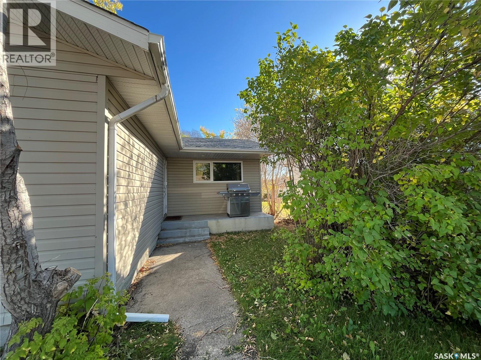 607 St Mary Street, Esterhazy, Saskatchewan  S0A 0X0 - Photo 3 - SK050811
