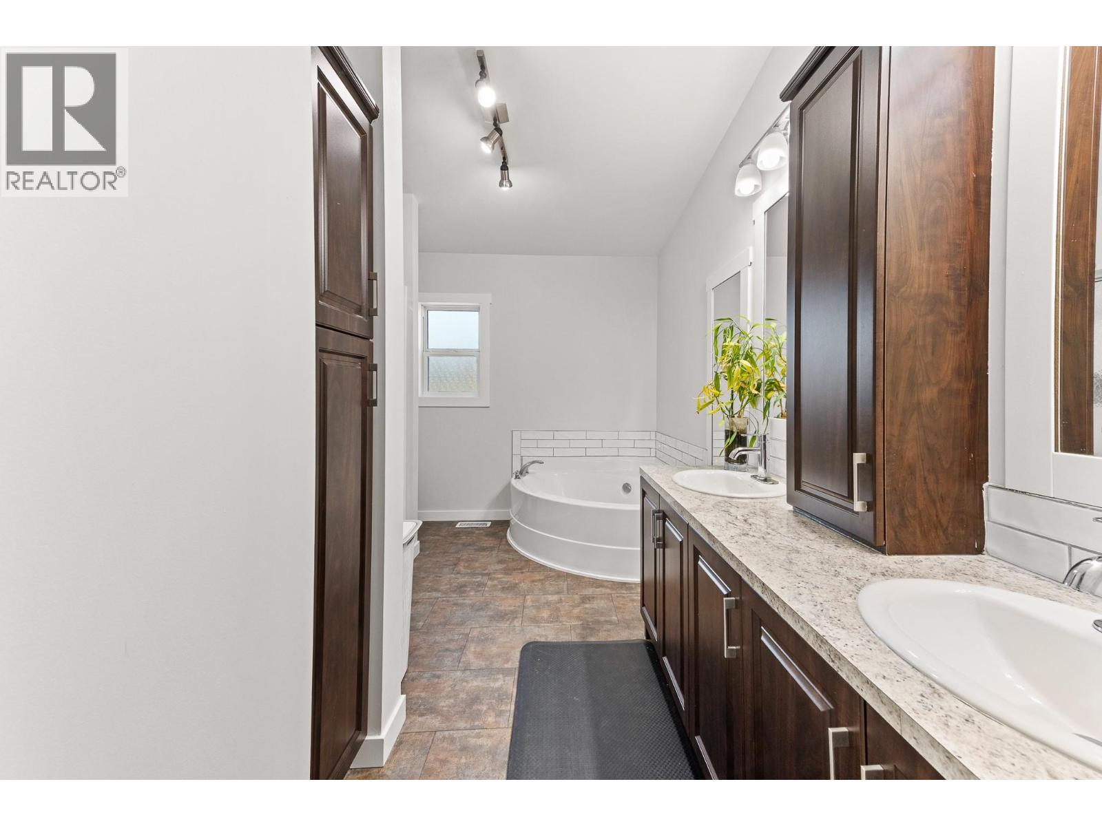 9254 Langevin Street, Wardner, British Columbia  V0B 2J0 - Photo 20 - 10404216
