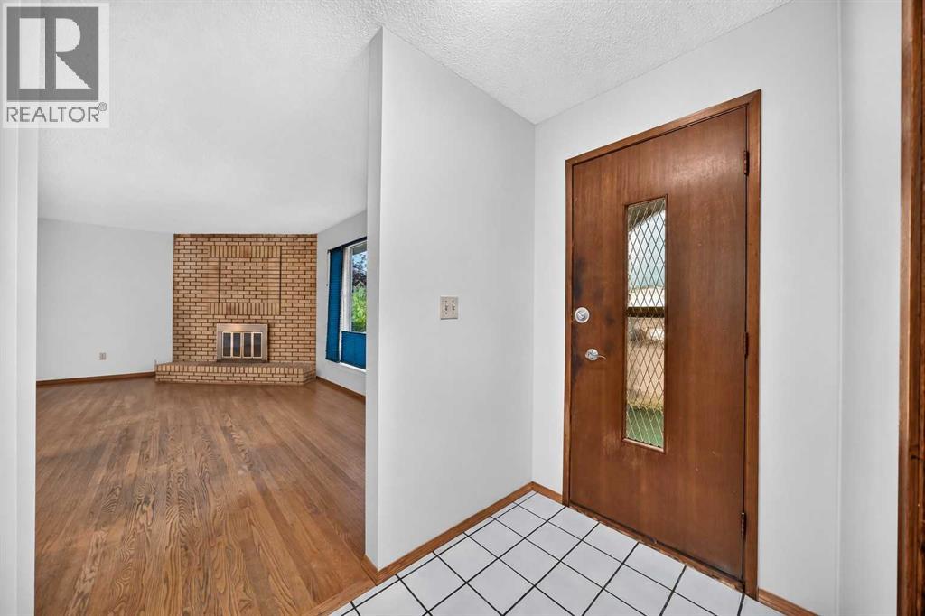 112 Queensland Place Se, Calgary, Alberta  T2J 4G8 - Photo 2 - A2348622