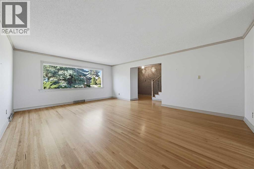 8252 7 Street SW