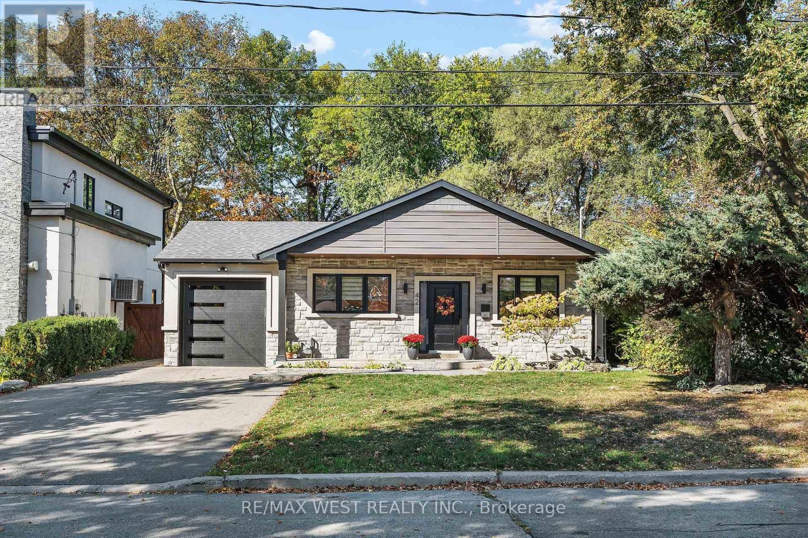 42 Woolton Crescent, Toronto (Brookhaven-Amesbury), Ontario  M6M 4K9 - Photo 1 - W14108498